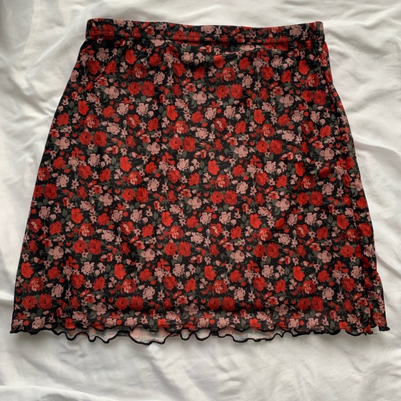 RED ROSE MINI SKIRT - Picture 2 of 2